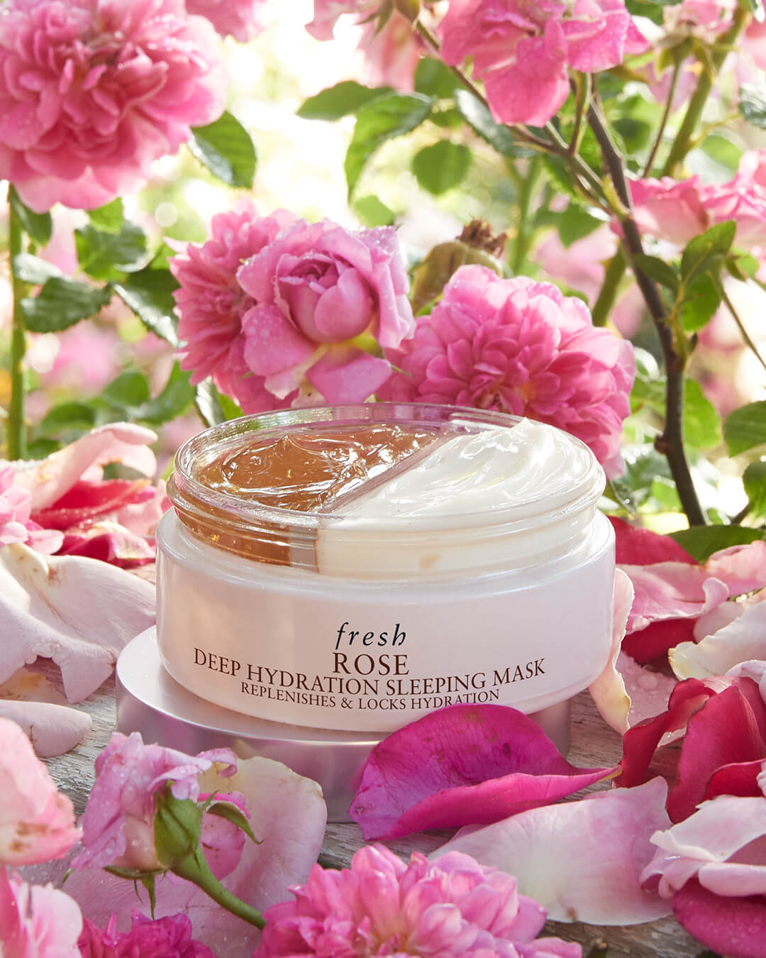 Fresh Rose Deep Hydration Sleeping Mask 70 ml  มาสก์ทรีทเมนท์ 2 ขั้นตอนที่ได้รับการออกแบบมาเพื่อคืนความชุ่มชื้น พร้อมเก็บกักความชุ่มชื้น ไว้ภายใต้ชั้นผิวตลอดคืน เพื่อผลลัพธ์สู่ผิวอ่อนนุ่ม เปล่งปลั่ง ดูอิ่มน้ำ ในยามเช้า